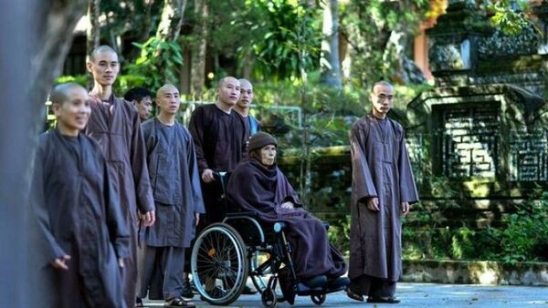 Muere el monje budista Thich Nhat Hanh, figura de la “plena conciencia”