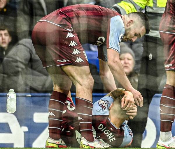 Crónica / Premier League: Hinchas agredieron con una lata a expelotero del club