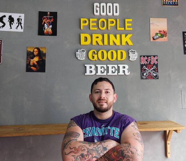 Crónica / Doctor “tatuado” por la vida “destapa” la buena onda a pesar del covid