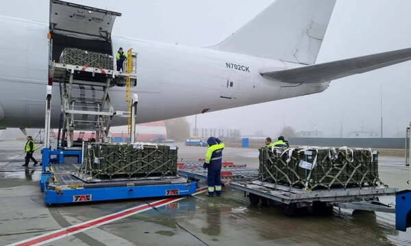 Llegan a Ucrania 90 toneladas de armamento enviado por EEUU para defenderse de Rusia - Noticiero Paraguay