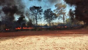 Incendio por quema de cubiertas se extiende a pastizales