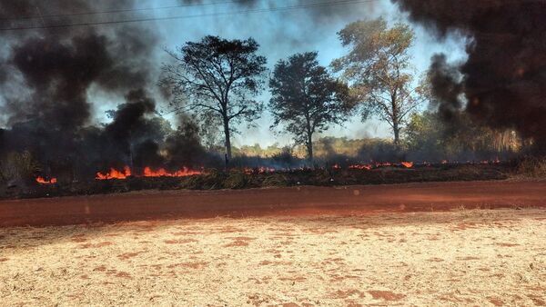 Incendio por quema de cubiertas se extiende a pastizales