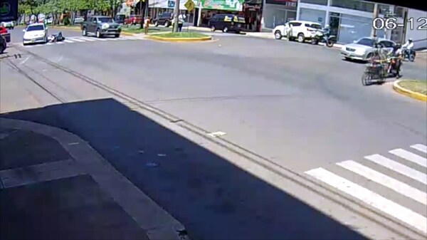 Victima de accidente de tránsito pide asistencia de mujer involucrada