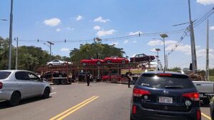 Camión genera caos vehicular en Luque-San Bernardino y luego chofer es multado