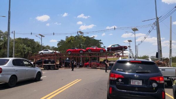 Camión genera caos vehicular en Luque-San Bernardino y luego chofer es multado