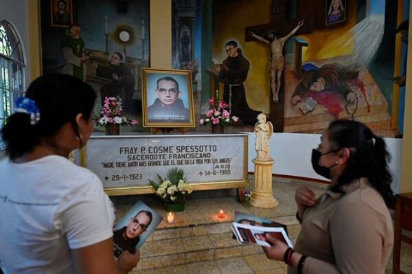 Iglesia Católica beatifica a dos sacerdotes asesinados por militares en El Salvador