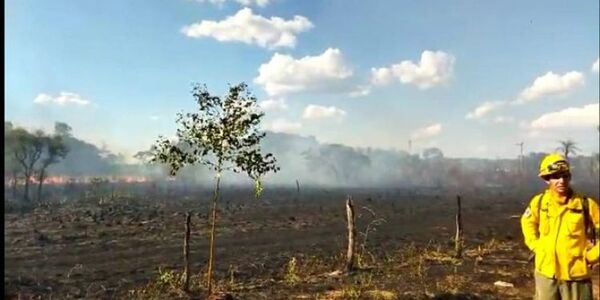 Un gran incendio amenaza con alcanzar viviendas en la ciudad de Eusebio Ayala