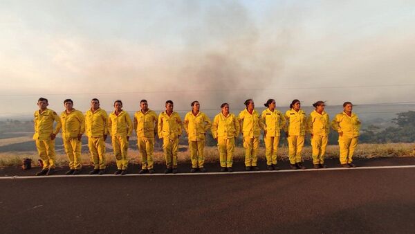 Ayolas: Hstórico juramento de nuevos bomberos en medio de incendio forestal