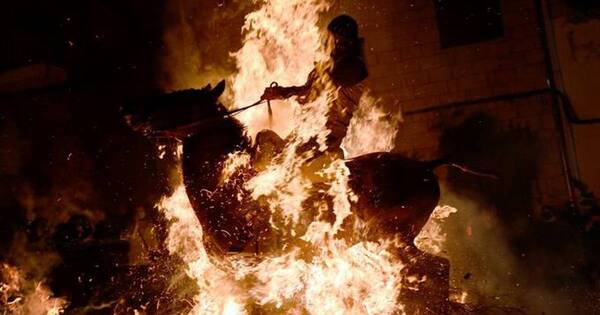La Nación / Los caballos que atraviesan el fuego en España para conjurar las epidemias