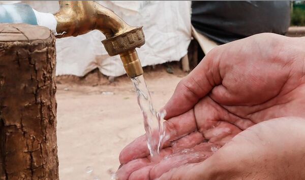 Pestañeos y falta de agua obligan a hogares y negocios a recurrir a soluciones alternativas - Nacionales - ABC Color