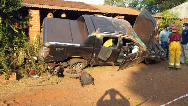 Conductor quedó dormido, chocó contra una planta de coco e impactó contra dos motos