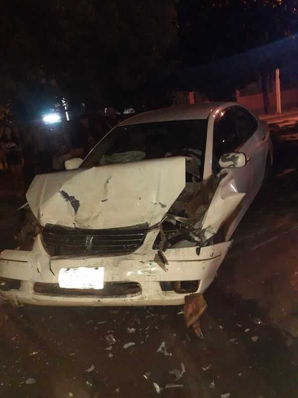 Joven atropella barrera policial y choca contra vehículo de suboficial - La Clave