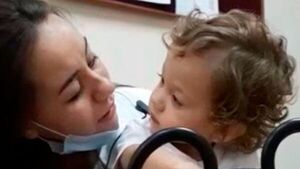 Niño con sordera escuchó por primera vez la voz de su mamá y no paró de sonreírle