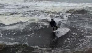 El curioso video de un surfista uruguayo sobre una «ola estática» que se hizo viral