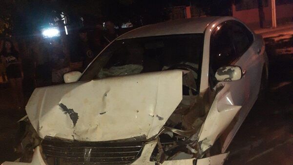 Joven con vehículo robado atropella barrera, choca a otro y es detenido