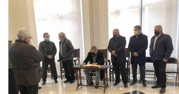 La Nación / Ministro Jiménez Rolón firmó el libro de visitantes ilustres del Tribunal de las Aguas de Valencia