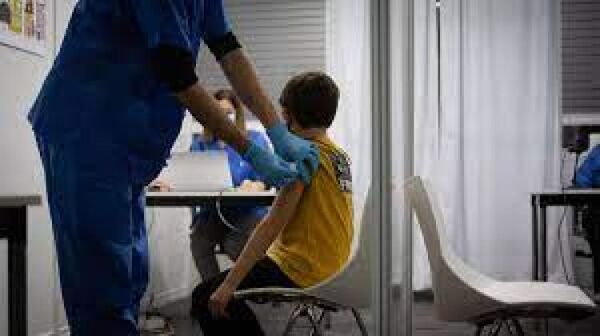 Antivacunas amenazan a más de 6.000 enfermeros de Canarias por vacunar a menores de edad