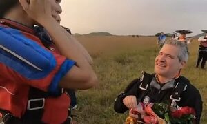 (VIDEO)Con salto en paracaídas y mariachis, médico pidió matrimonio a su media naranja