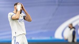 Benzema falla su primer penal en el Real Madrid