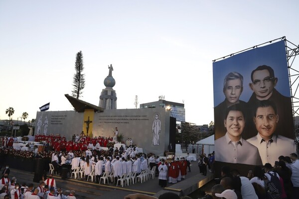 Iglesia Católica beatifica a sacerdotes asesinados por militares en El Salvador