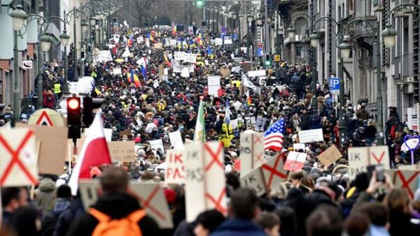 Manifestación multitudinaria en Bruselas contra el certificado de vacunación y otras restricciones