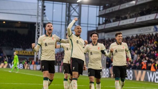 El Liverpool triunfa y se acerca al City