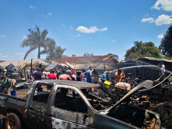 MILLONARIAS PÉRDIDAS EN INCENDIO DE DEPÓSITO EN CAPITÁN MEZA.  - Itapúa Noticias