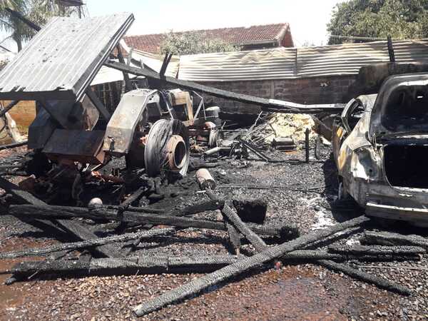 Incendio consume varios vehículos, electrodomésticos y hasta insumos agrícolas en Capitán Meza.