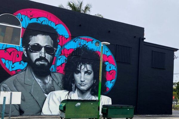 Inauguran mural de Gloria Estefan y su esposo en la Pequeña Habana de Miami