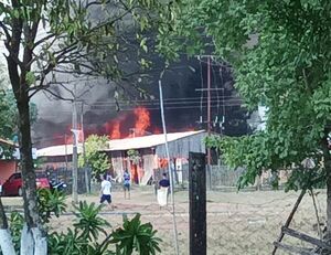 Bomberos logran controlar incendio de gran magnitud en una carpintería - Nacionales - ABC Color