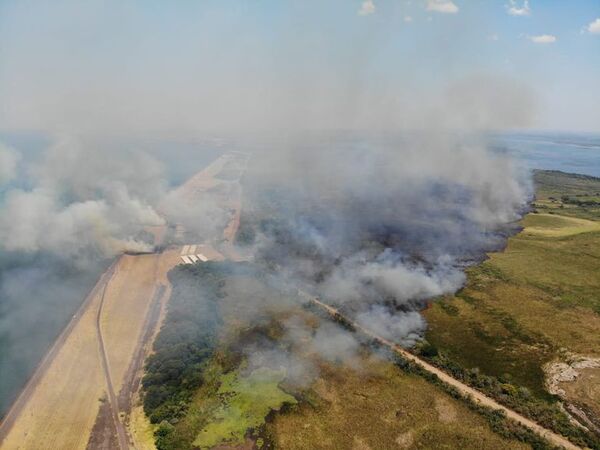 Extinguen fuego en cercanía de Aña Cuá y la hidroeléctrica Yacyretá - Nacionales - ABC Color