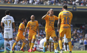 Con Carlos González en cancha, Tigres remonta y supera a Pumas