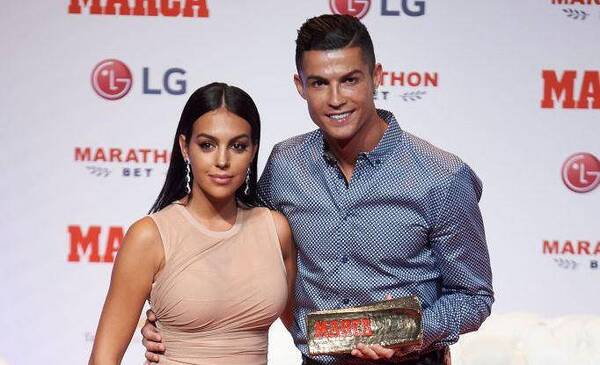 Crónica / Acusan a la novia de CR7 de abandonar a su familia