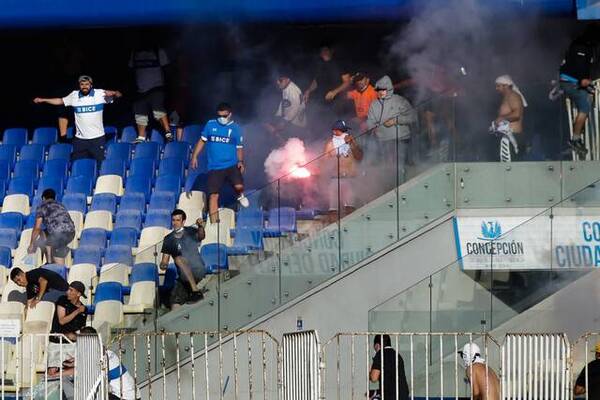 Crónica / Pelea de barras provocó la suspensión de la final de la Supercopa en Chile