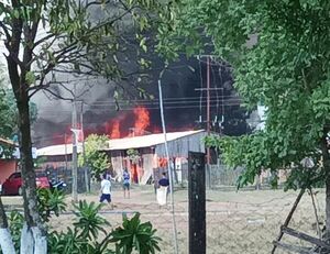 Coronel Oviedo: Bomberos logran controlar incendio de gran magnitud en una carpintería