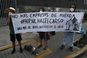 Manifestantes protestan por el derrame en una refinería operada por Repsol en Perú - MarketData
