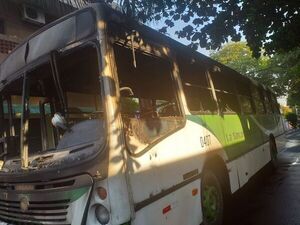 Un 56 “chatarra” ardió en llamas en Asunción - Nacionales - ABC Color