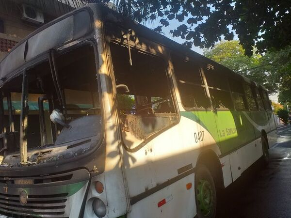Un 56 “chatarra” ardió en llamas en Asunción - Nacionales - ABC Color