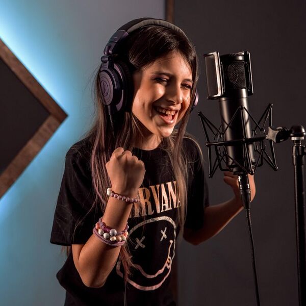Emma Sofía, cantante y baterista de 9 años, estrena “The Ride Of a Lifetime” - Música - ABC Color