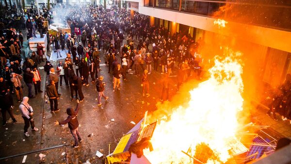 Reprimieron en Bélgica una multitudinaria protesta contra las restricciones por covid-19 - .::Agencia IP::.