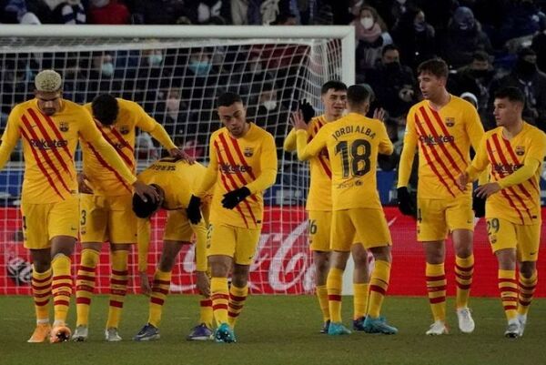 Barcelona gana a Alavés y se acerca a puestos de Champions