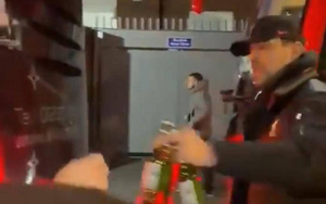 Crónica / [VIDEO] DT del Liverpool echó las “rubias” para su hinchada
