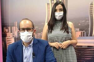 Crónica / [VIDEO] Periodista recibió un "ajuste" de cabeza ¡en vivo!