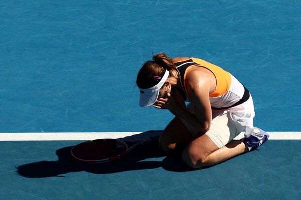 La veterana Alize Cornet sorprende a Simona Halep en el Australia Open