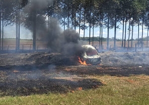 Crónica / [VIDEO] ¡Explosión de neumático jeyma! Vehículo se incendió con eucaliptal y todo