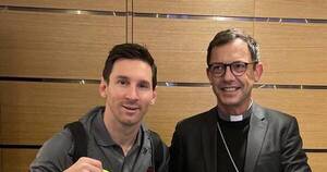 La Nación / Messi recibió camiseta autografiada de Athletica Vaticana