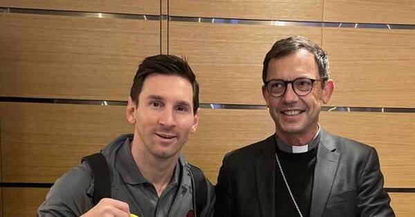 La Nación / Messi recibió camiseta autografiada de Athletica Vaticana