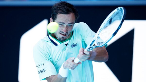 Medvedev y Tsitsipas sufren, pero pasan a cuartos del Abierto de Australia