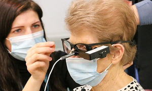 Una anciana recibe el primer implante en Reino Unido de chip biónico en el ojo - OviedoPress