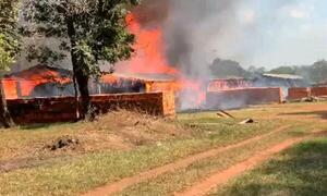 Carpintería se incendió tras quema de basura en Coronel Oviedo – Prensa 5